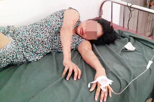 Một phụ nữ bị chủ quán cơm tra tấn dã man