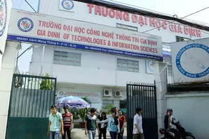 Bán trường hàng loạt