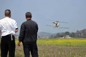  Nông dân chế máy bay để... phun thuốc trừ sâu