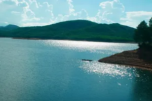 Ba mẹ con cô giáo buộc chặt lấy nhau chết dưới lòng hồ