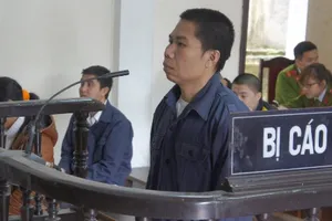 Kẻ hiếp dâm bé gái ra tòa "tố" công an giữ bốn chỉ vàng