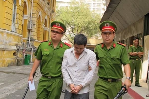 Sáu năm tù cho gã hàng xóm ba lần giao cấu với trẻ em