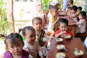 Chiếm dụng tiền ăn của trẻ mầm non gửi... ngân hàng