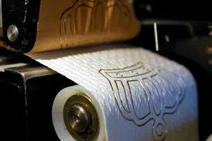 Giấy vệ sinh dát vàng