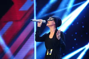 Cô gái đeo mặt nạ tại X Factor thừa nhận là ca sĩ Anh Thúy 