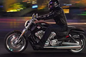 Bí quyết lái môtô an toàn vào ban đêm