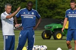 Gary Neville ám chỉ Mourinho "có mắt như mù"