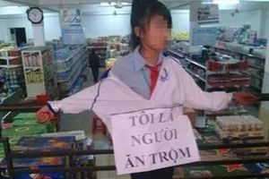 Xôn xao bức ảnh nữ sinh nhỏ tuổi bị trói vì ăn trộm
