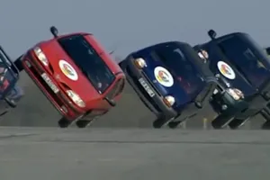 Màn trình diễn lái ô tô trên 2 bánh