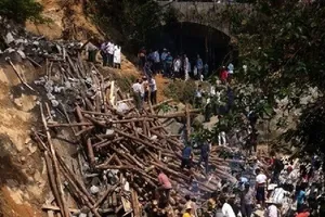 Sập cầu đang xây, 11 người thiệt mạng