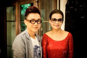 Khánh Ly mặc áo dài biểu diễn tại Hà Nội