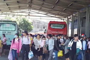 Người dân lũ lượt đổ về TP.HCM sau lễ