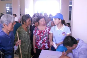 Tặng 300 phần quà cho các hộ nghèo