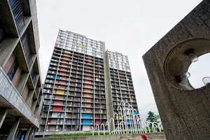 Bé 15 tháng tuổi sống sót thần kỳ sau khi ngã từ tầng 11