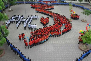 Hơn 1.000 thầy trò xếp hình Trường Sa, Hoàng Sa