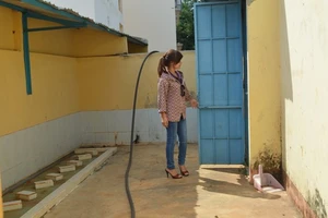 Bé gái lớp 1 bị hiếp ở trường?