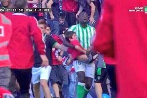 Sập SVĐ ở La Liga, cầu thủ liều mình cứu CĐV nhí
