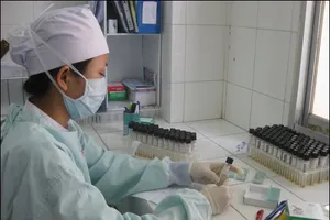 Luật “bỏ quên”, dược sĩ làm xét nghiệm… chui