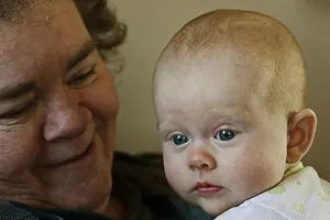 Trông cháu cả ngày, bà dễ bị trầm cảm!