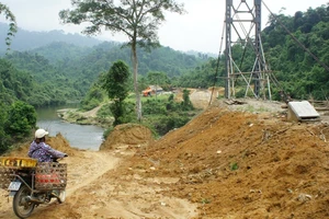 Bắt tạm giam gã công nhân cầu đường hiếp dâm bé gái 13 tuổi