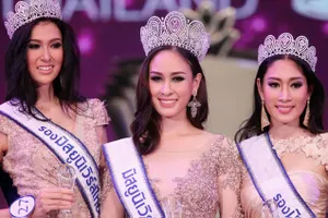 "Vạ miệng" trên Facebook, Hoa hậu Hoàn vũ Thái Lan nức nở trả vương miện