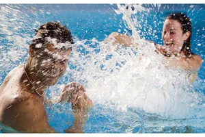 “Phòng the” hồ bơi