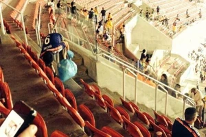 Cổ động viên Nhật khiến cả thế giới cảm phục vì nhặt rác sau trận đấu