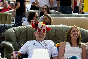 Cổ động viên Đức tận hưởng dịch vụ xem bóng đá cực “độc”