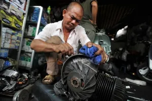 Thợ đường phố thành chuyên gia xe cổ