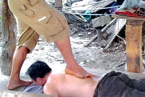 Tây Ninh: Trị bệnh bằng... chân!