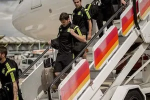 Máy bay chở đội Tây Ban Nha về nước bị sét đánh 