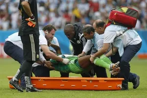 Tiền vệ Nigeria bị đồng đội sút gãy tay