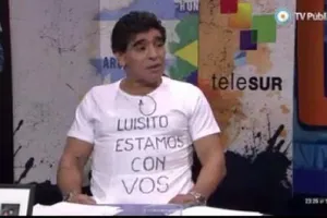 Maradona chỉ trích FIFA "đạo đức giả" khi phạt nặng Luis Suarez