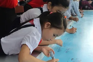 Hàng ngàn người ký tên trên tấm bản đồ lớn nhất Việt Nam