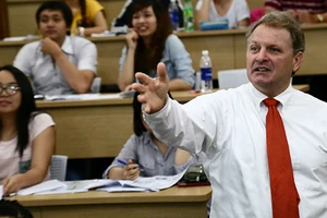 Khổ với quy định về giáo viên nước ngoài