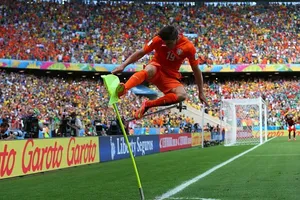 Ảnh chế pha tung cước ăn mừng ấn tượng của Huntelaar