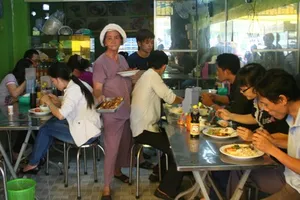 Nguy cơ ngộ độc thực phẩm rình rập các sĩ tử