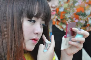 Nữ sinh yếm thắm, vai trần thi nghệ thuật