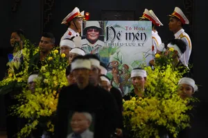 Hà Nội mưa trắng trời đưa “cụ Dế Mèn” về cùng đất mẹ