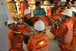 Lai dắt tàu cá bị nạn cùng 7 ngư dân vào bờ