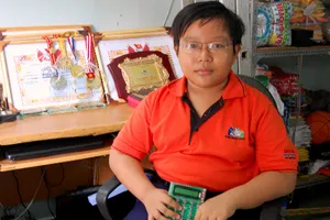 Cậu bé 13 tuổi phát minh máy tính hóa học