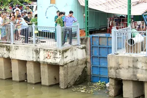 Hãi hùng phát hiện xác chết trên kênh Nhiêu Lộc - Thị Nghè 