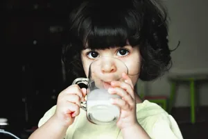 Chớ để trẻ uống sữa tươi tuỳ thích