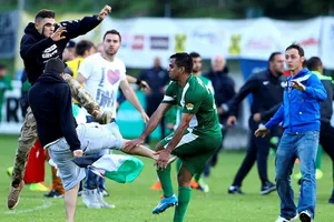 CĐV tấn công cầu thủ của Israel để phản đối chiến tranh