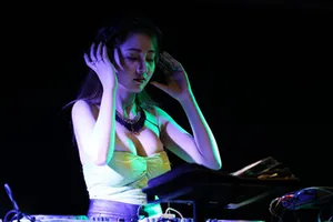 Cận cảnh một ngày làm việc của nữ DJ