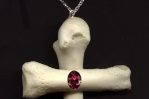 Những món trang sức kinh dị nhắc đến đã "rùng mình" 