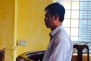 Nghi vợ mang thai với người khác, bác sĩ dùng xích trói tay tra hỏi suốt 6 giờ