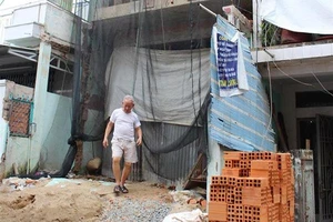 Xây dựng theo giấy phép, sao bị đình chỉ?