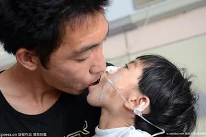 Cảm động người cha mớm cơm cho con suốt 500 ngày 