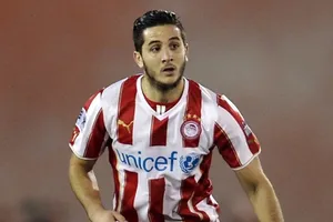 Chi 8 triệu Bảng, Arsenal sẽ có trung vệ trẻ Manolas